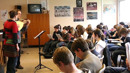 <titrephoto>photos</titrephoto> et  <titrephoto> article</titrephoto> : intervention au collège pour chanter Ronsard (<em>À Plaisir</em>)