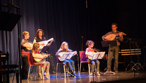 <titrephoto>photos</titrephoto> : interventions des élèves de luth à l’Ecole Municipale de Musique (prof. Cyril Gilbert)