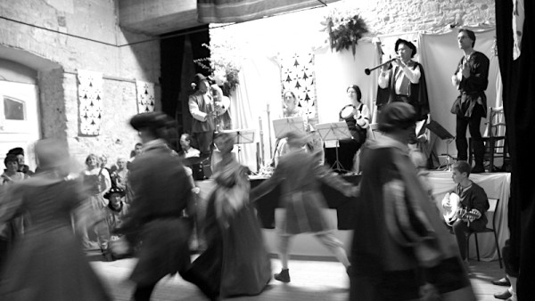 <titrephoto>photos</titrephoto> : participation à un bal renaissance à l’abbaye de la Roë  (Mayenne)